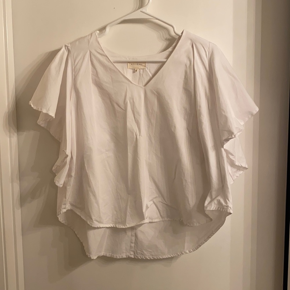 Loose fitting top with fairy-like sleeves